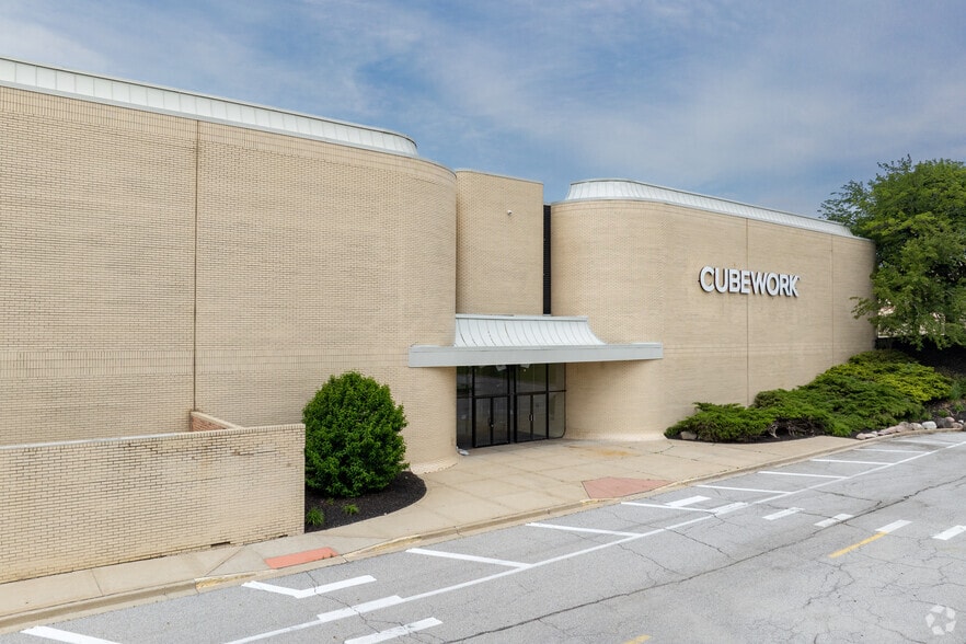 More Photos Of 1995 Southlake Mall, Merrillville Department Store For Sale