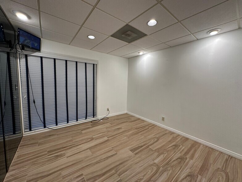 More Photos Of 7800 W Oakland Park Blvd, Sunrise Medical For Sale
