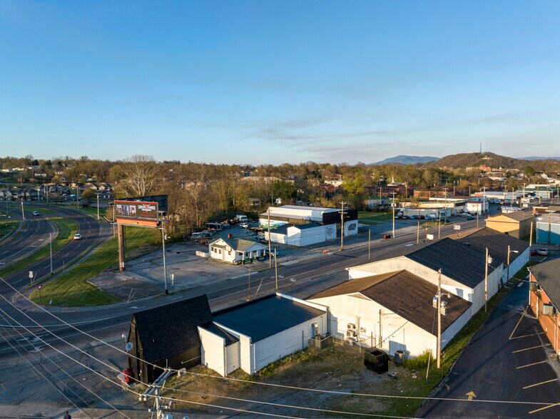 More Photos Of 525 W Market St, Johnson City Flex For Lease