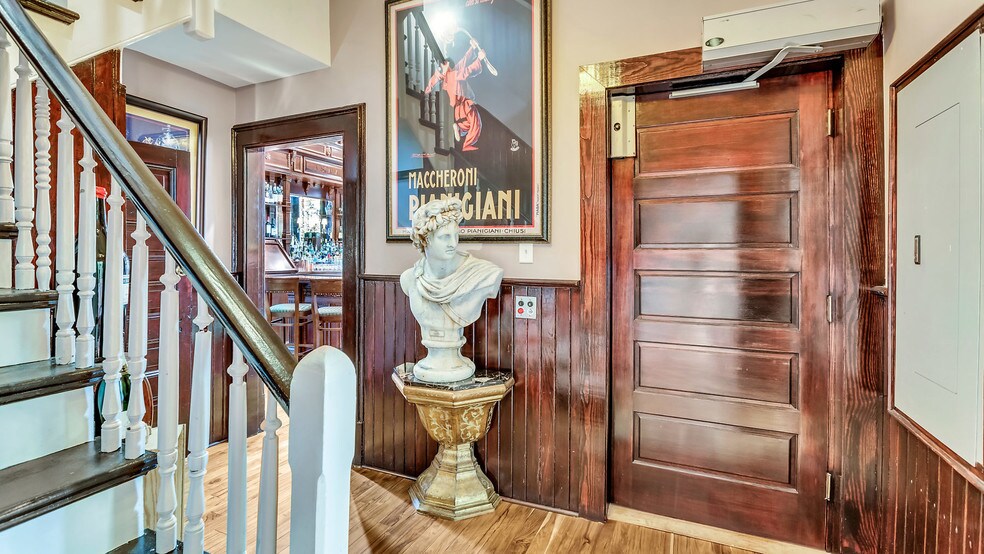 More Photos Of 119 E 37th St, Savannah Restaurant For Sale