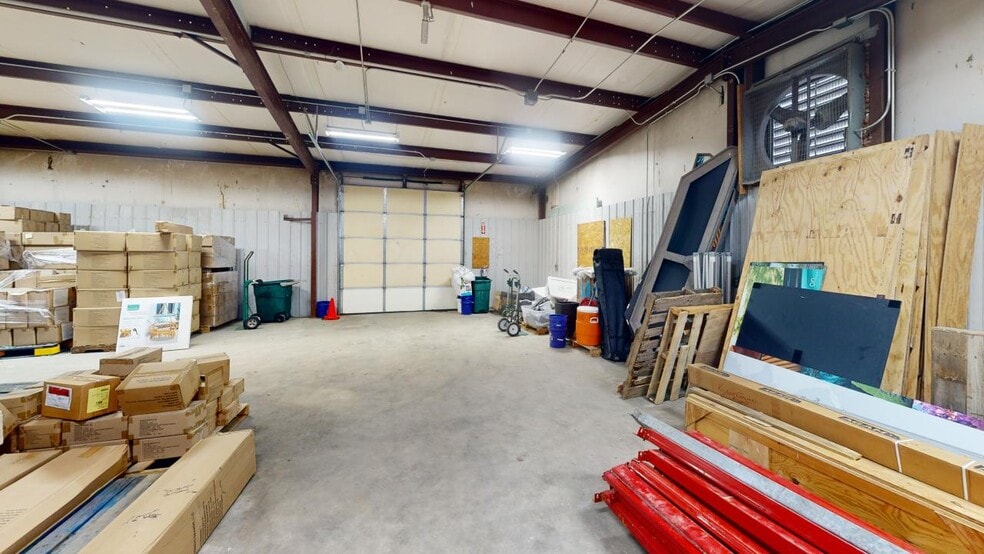 More Photos Of 908 SE 21st St, Bentonville Showroom For Lease