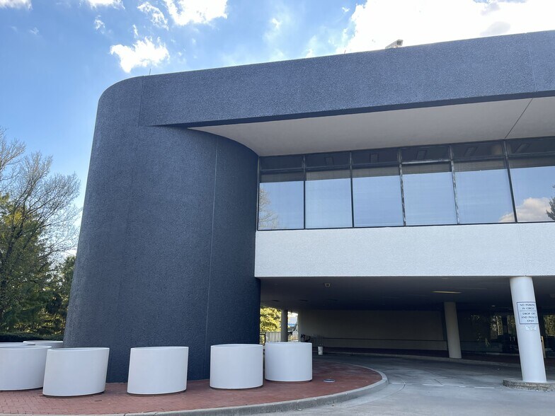 More Photos Of 101 Yorkshire Blvd, Lexington Medical For Lease