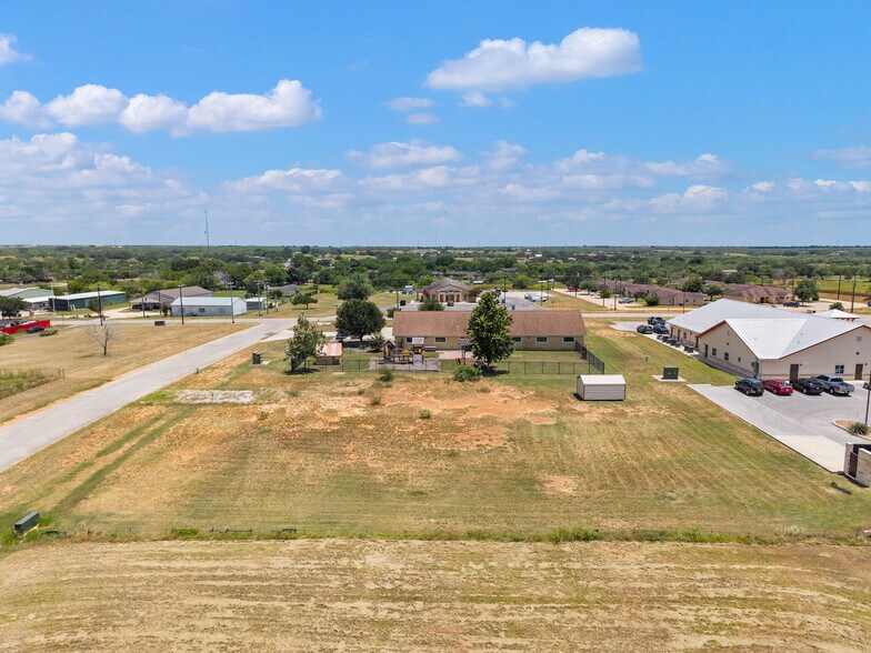 More Photos Of 140 Paloma Dr, Floresville Office For Sale