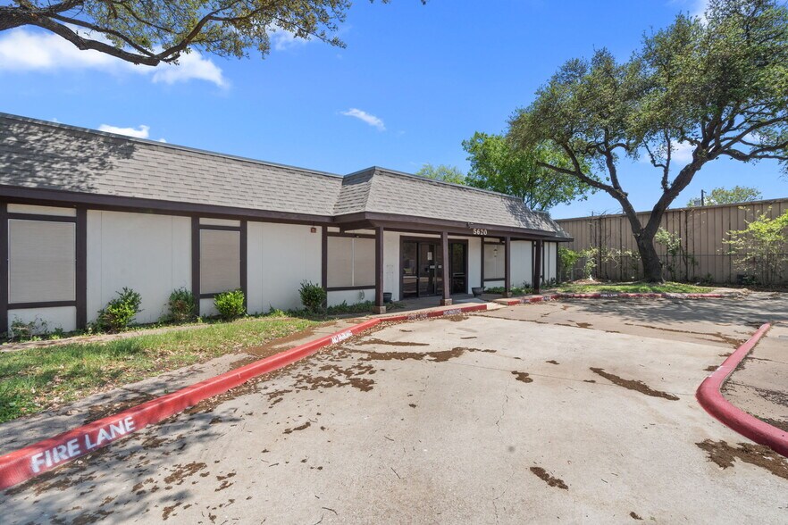 Primary Photo Of 5620 Rowlett Rd, Rowlett Veterinarian Kennel For Sale