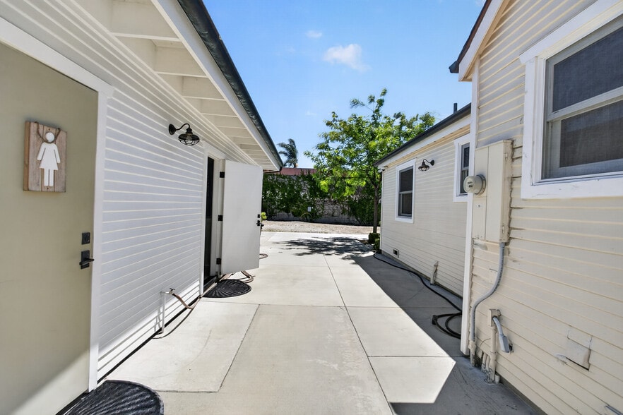 More Photos Of 17066 Palmdale Ln, Huntington Beach Contractor Storage Yard For Sale