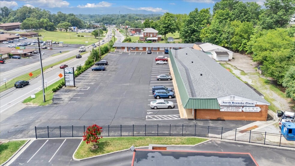 More Photos Of 3100-3120 Peters Creek Rd, Roanoke Storefront For Sale