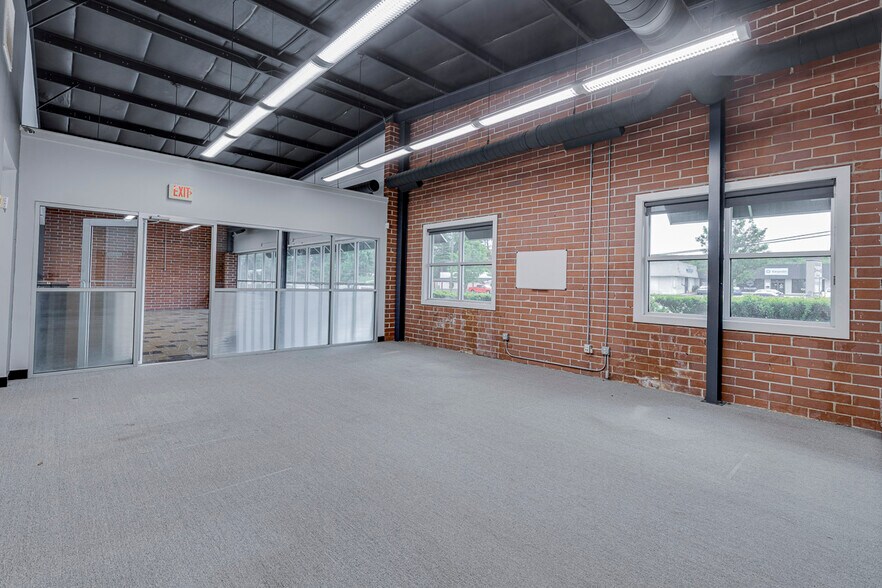 More Photos Of 211 N Pleasantburg Dr, Greenville Light Manufacturing For Sale