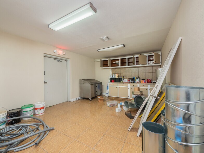 More Photos Of 318 W Byrd Blvd, Universal City Office For Sale