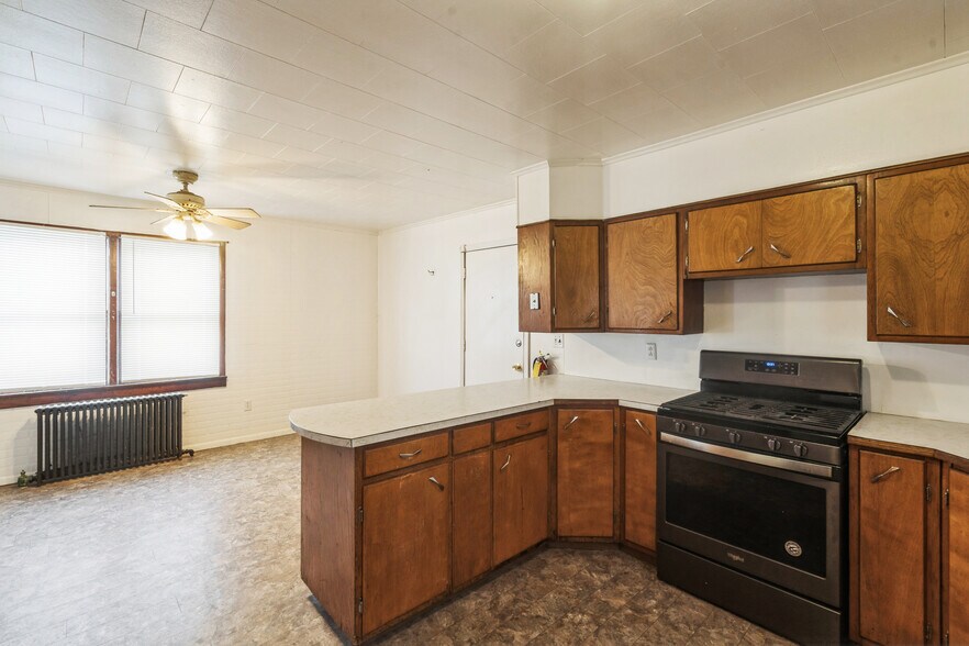 More Photos Of 557 6th Ave S, Clinton Apartments For Sale