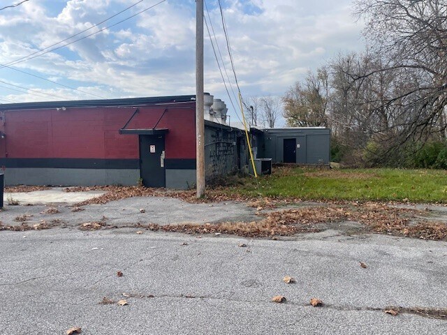 More Photos Of 1012 E Hackberry St, Salem Freestanding For Sale