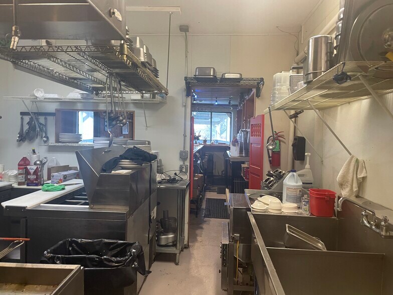 More Photos Of 221 Shaw St, New London Bar For Lease
