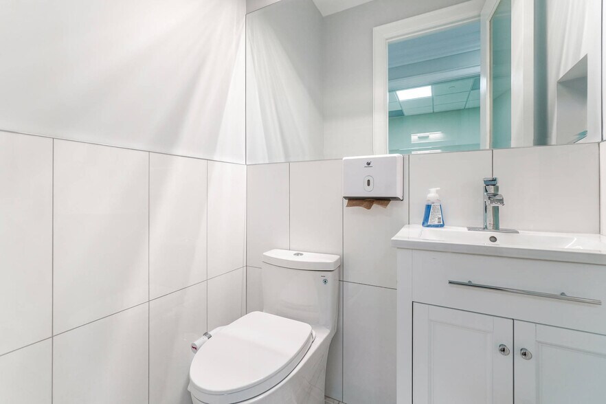 More Photos Of 7956 Torbram Rd, Brampton Flex For Lease