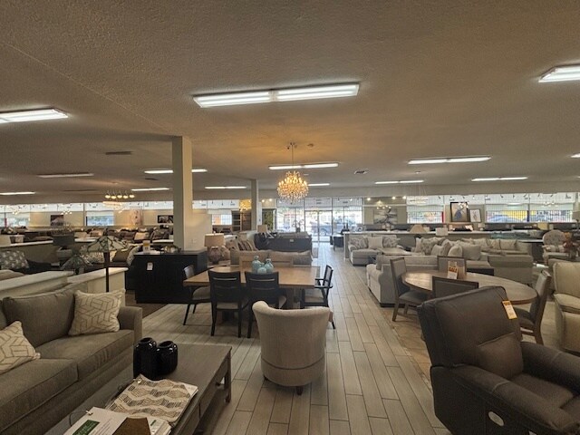 More Photos Of 620 Chester Ave, Bakersfield Showroom For Lease