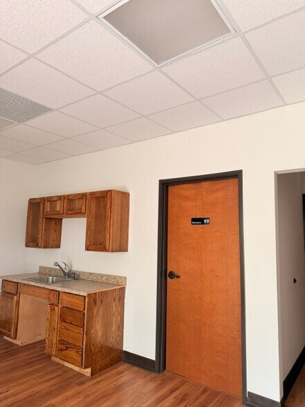 More Photos Of 519 Bennett Ln, Lewisville Flex For Sale
