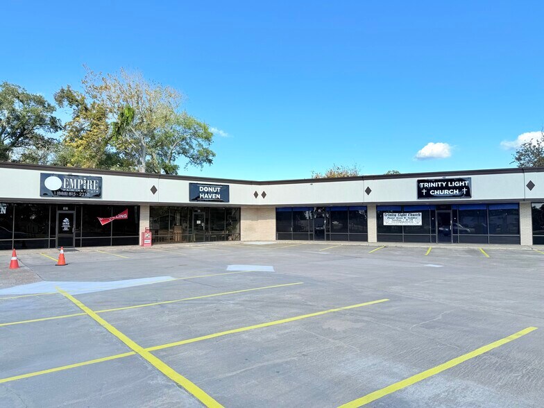 More Photos Of 716 W Plantation Dr, Clute Storefront Retail Office For Lease