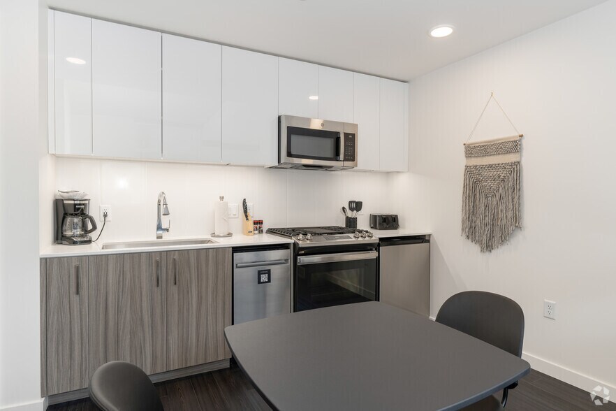 More Photos Of 1550 NW Naito Pky, Portland Apartments For Lease