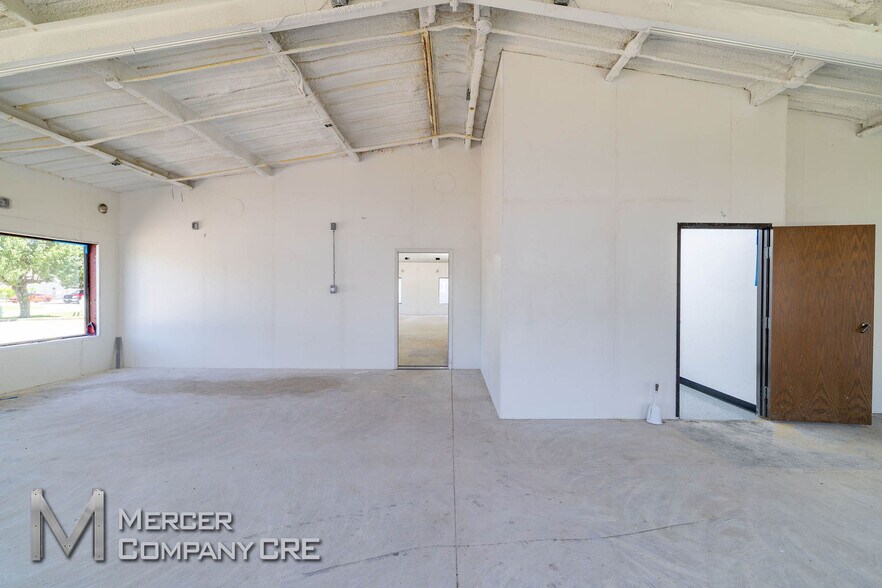 More Photos Of 2601 S Purdue Ave, Oklahoma City Flex For Lease