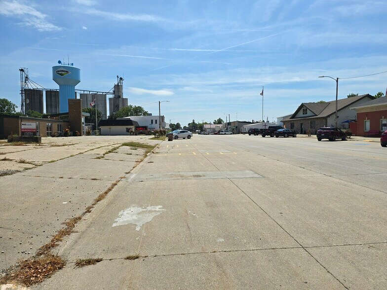 More Photos Of 211 Center Ave N, Mitchellville Land For Lease
