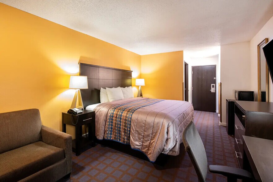 More Photos Of 800 Senate Ave, Red Oak Hotel For Sale