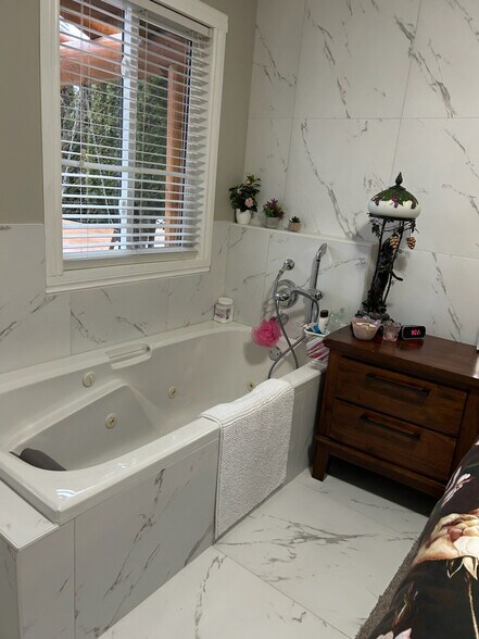 More Photos Of 101 Oak St, Fauquier Hotel For Sale