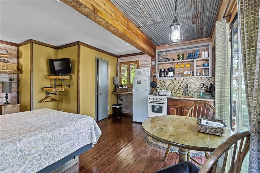 More Photos Of 755 County Road 210, Eureka Springs Hotel For Sale