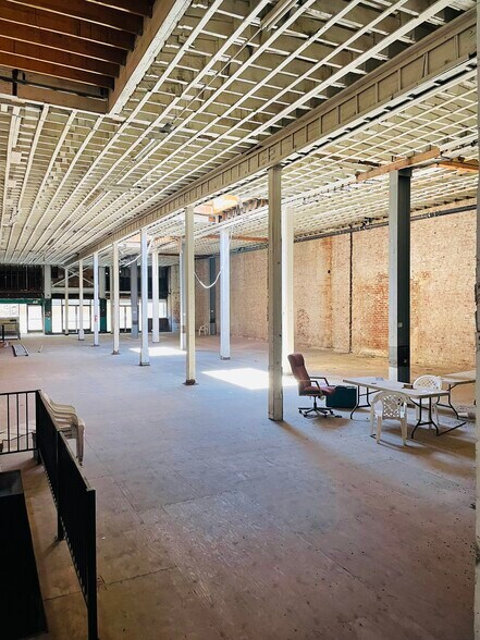 More Photos Of 327 S Broadway, Los Angeles Restaurant For Lease