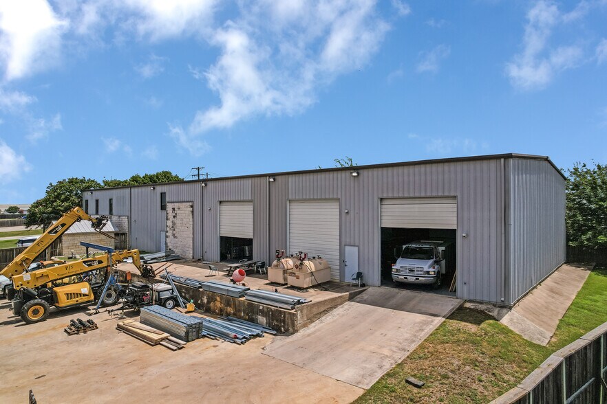 More Photos Of 271 Commercial Dr, Buda Warehouse For Sale