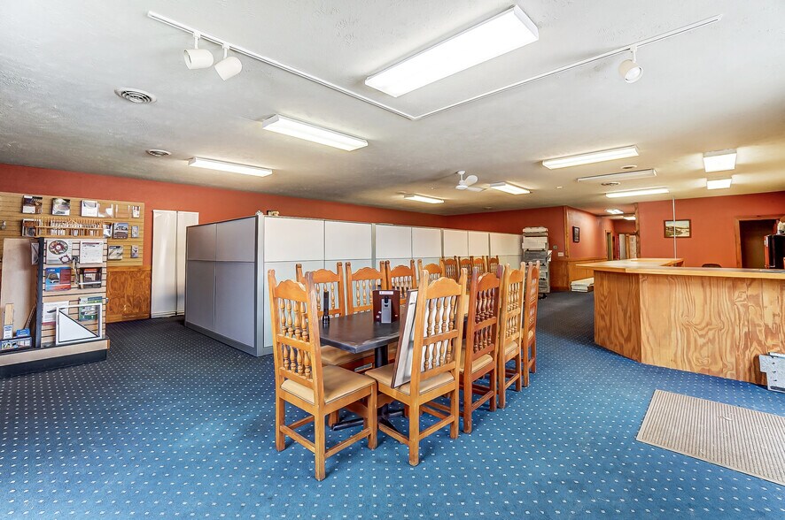 More Photos Of 20660 W Bowling Green Road, Weston Auto Repair For Lease