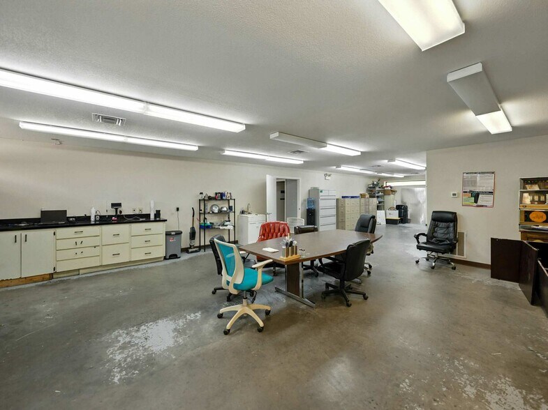 More Photos Of 2404 Longhorn Ave, Lakeland Manufacturing For Sale
