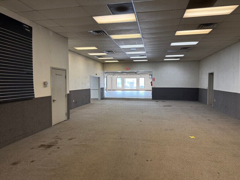 More Photos Of 327 Ashland Rd, Mansfield Showroom For Lease