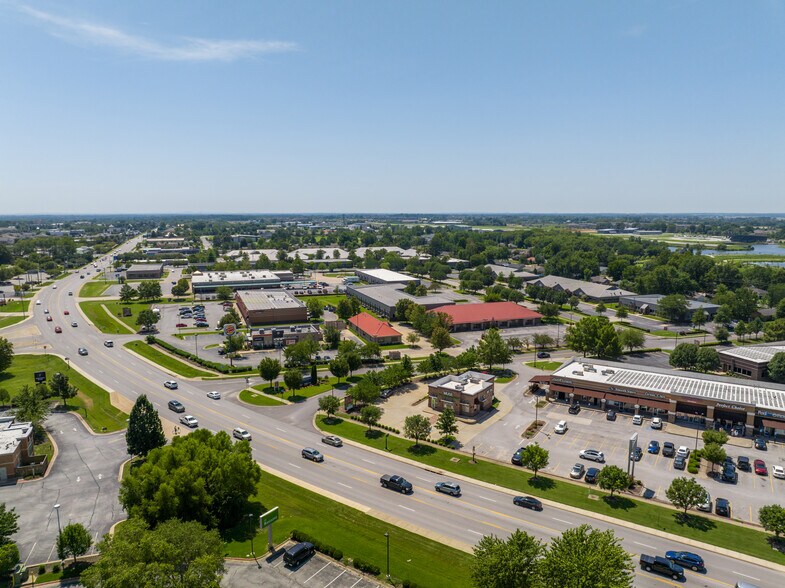 More Photos Of 1700 SW Commerce Dr, Bentonville Unknown For Lease