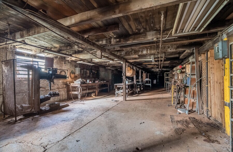More Photos Of 413 Oxford Rd, Franklin Manufacturing For Sale