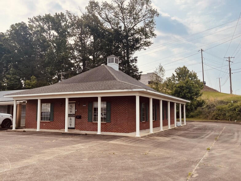 Primary Photo Of 1330 Sunset Dr, Grenada Office Residential For Lease