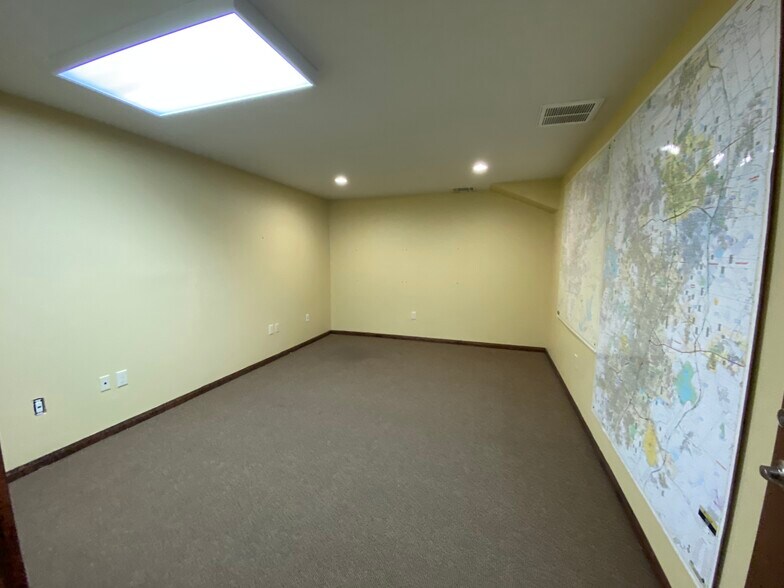 More Photos Of 11115 Neeshaw Dr, Houston Warehouse For Lease