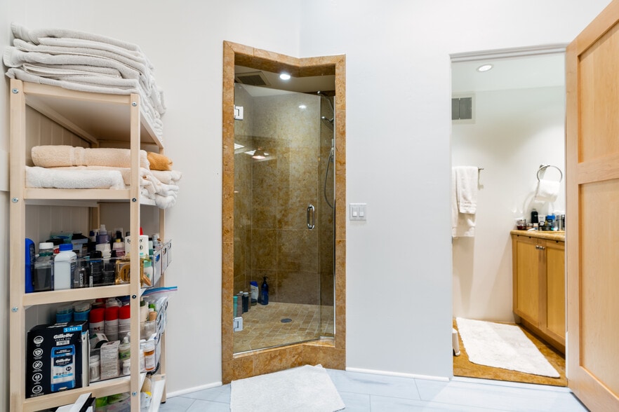 More Photos Of 3753 Montgomery Drive, San Diego Airplane Hangar For Sale