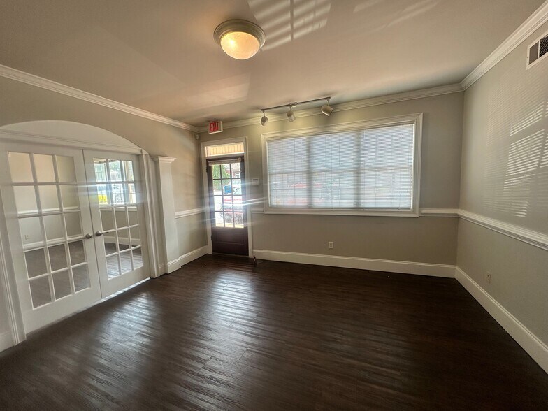 More Photos Of 327 Dahlonega St, Cumming Office For Lease
