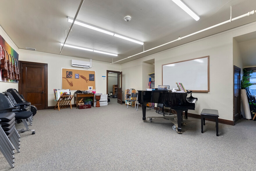 More Photos Of 180 Merrimack St, Lowell Religious Facility For Sale