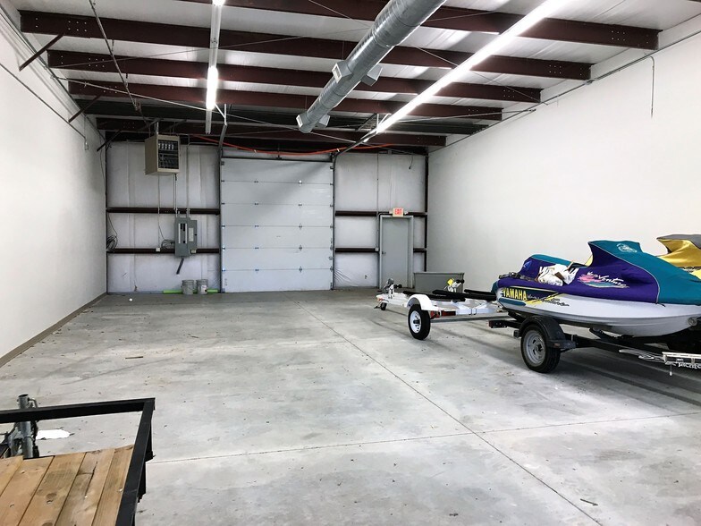 More Photos Of 7330 W 33rd St, Wichita Flex For Lease