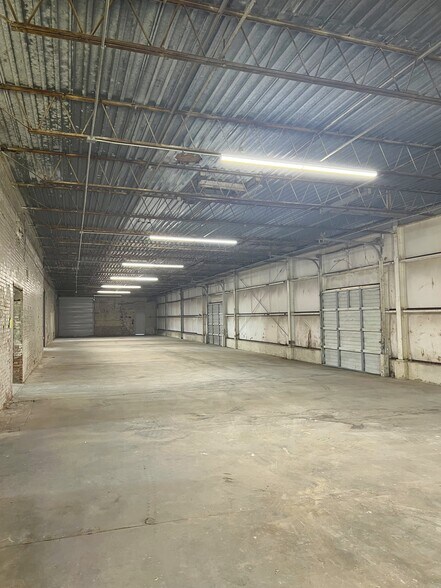 More Photos Of 1404 W Johnson, Denison Manufacturing For Lease