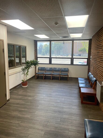 More Photos Of 247 S Burnett Rd, Springfield Medical For Lease