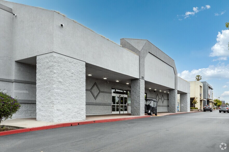 More Photos Of 888-910 Lincoln Blvd, Venice Storefront For Lease