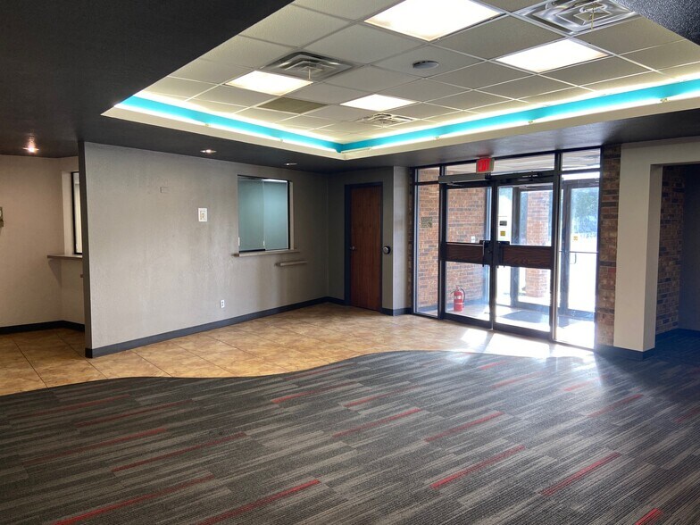 More Photos Of 829 Elks Blvd, Ardmore Office For Sale