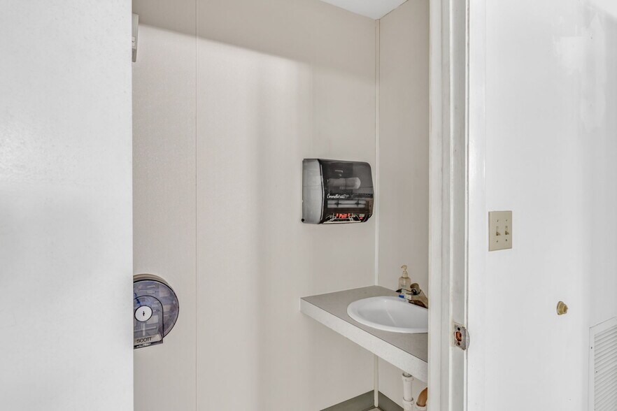 More Photos Of 14 125th Street Gulf, Marathon Office Residential For Sale