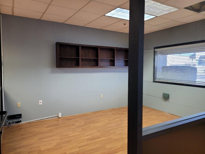 More Photos Of 1009-1033 Brooks St, Ontario Warehouse For Lease