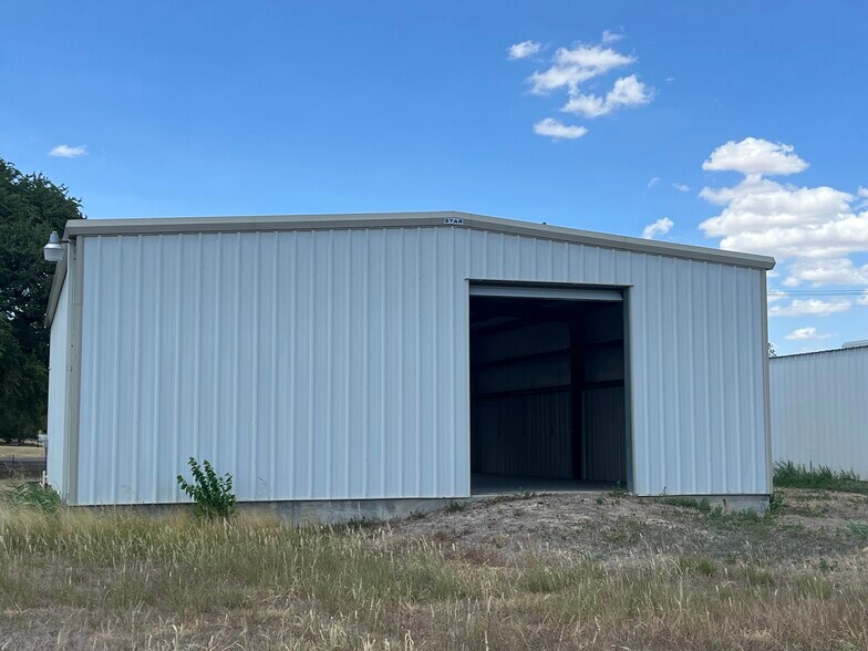 More Photos Of 408 E 2nd St, Taylor Warehouse For Lease