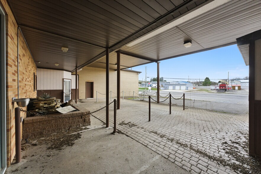 More Photos Of 1117 Willow Dr, Waynesburg Warehouse For Sale