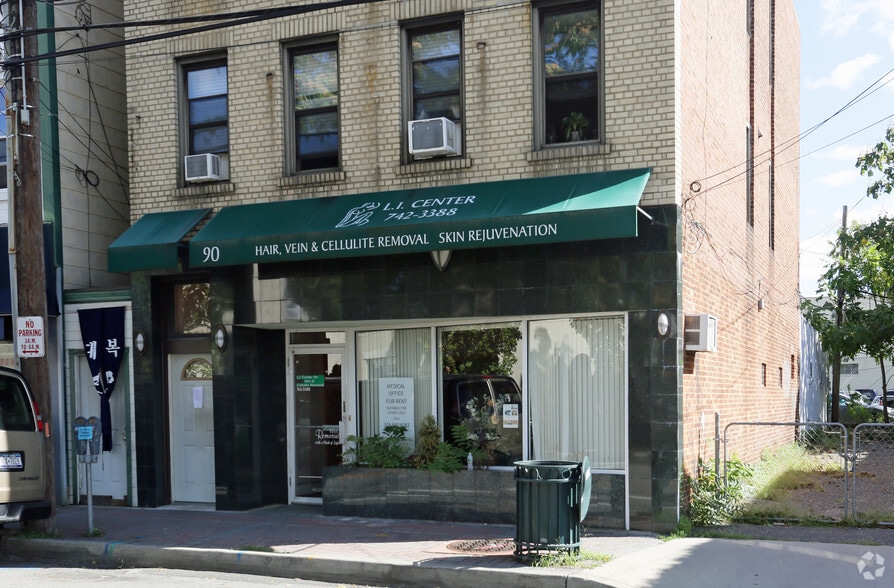 More Photos Of 90 Main St, Mineola Storefront Retail Residential For Lease