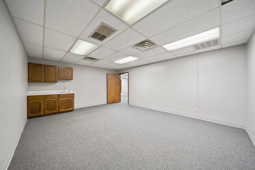 More Photos Of 1815 W Detroit St, Broken Arrow Service For Lease