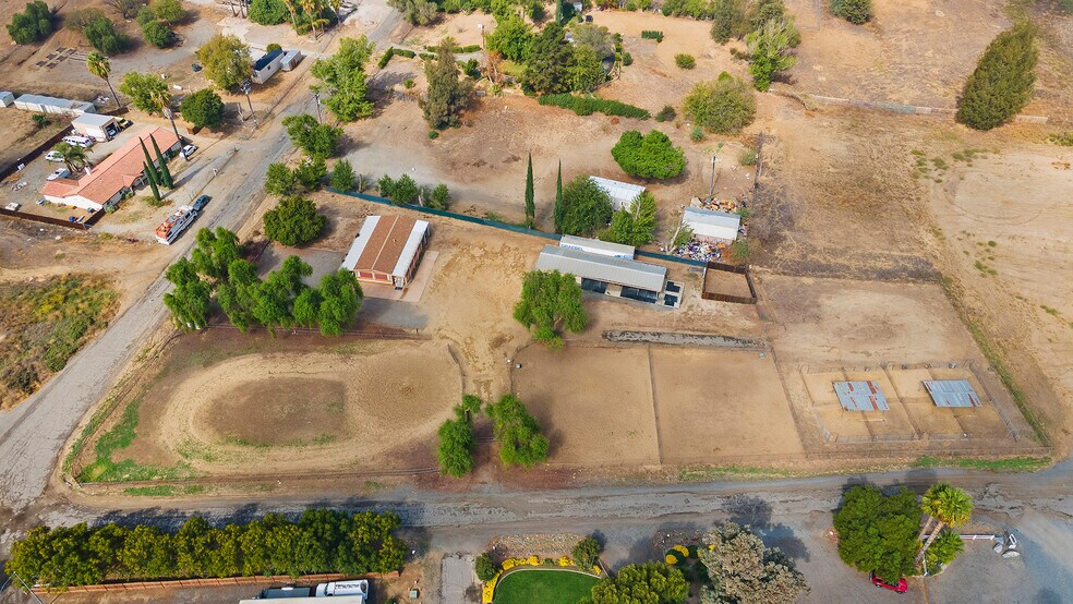 More Photos Of 25110 Monroe Ave, Murrieta Veterinarian Kennel For Sale