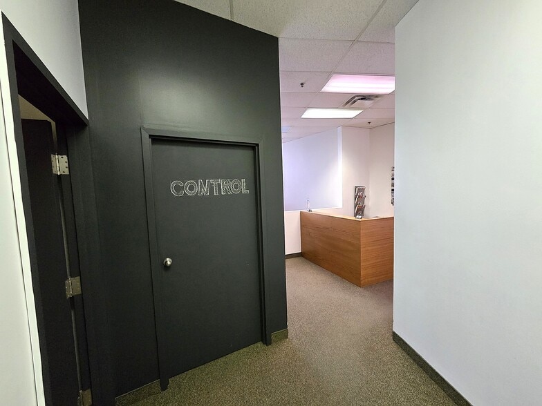 More Photos Of 2700-2760 Boul Daniel-Johnson, Laval Warehouse For Lease